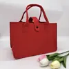 Bolsa de feltro em estoque atacado fivela personalizada bolsa de feltro de alta qualidade bolsa para presente corporativo presente de mão sacola tote