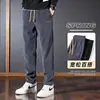 Pantalones rectos de pana para hombre, nuevo estilo otoño e invierno 2026, forrados de polar, talla grande, pantalones casuales holgados de pierna ancha para hombre