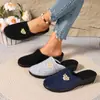 Pantuflas de Primavera y Otoño Bordadas sin Cierre al por Mayor, Pantuflas de Punta Cerrada, Tacones de Cuña, Pantuflas Bordadas de Estilo Chino con Suela Gruesa para Uso en Casa en Primavera