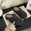 Chinelos de pelúcia estilo Birkenstock com sola grossa para aumentar a altura para mulheres, novos chinelos de algodão fechados para outono e inverno de 2026