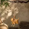 Pingente de madeira esculpida de um gato sem rosto e arrogante feito de cipreste chinês, chaveiro pequeno de artesanato em madeira, pingente trançado, acessório decorativo para bolsa