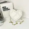 Nueva moda transfronteriza simple tejida con remaches diseño personalizado en forma de corazón bandolera bandolera de cadena de moda directa del fabricante