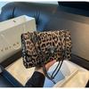 Estampa de leopardo 2024 Distintivo Verão Moda Simples Retro Casual Nova Corrente de Moda Axila Ombro Pequeno Bolsa Quadrada para Mulheres