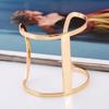 Venta al por mayor de fábrica, pulsera de metal con baño europeo y americano exagerado, personalidad simple, hueca, tendencia, joyería geométrica