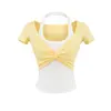 Camiseta corta de dos piezas falsas color block picante para mujer, manga corta retorcida, nueva llegada verano 2026, color contrastante, ajuste ceñido, cuello halter, hombro normal