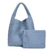 En stock 2024 Nueva Bolsa de Gran Capacidad Moda Femenina Tendencia Axila Hombro Bolso Tejido a Mano para Mujer Texto Suave