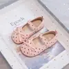 Sapatos Mary Jane de Bolinhas para Meninas 2026 Novo Estilo Primavera e Outono Sapatos Individuais com Laço Infantil Solado Macio Sapatos de Princesa Estilosos e Fofos
