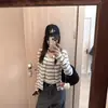Cárdigan a rayas estilo coreano para mujer combinado con un top de tirantes, conjunto elegante de dos piezas para principios de otoño: top de punto de manga larga y chaqueta