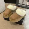 Novas botas de neve femininas de inverno 2026 com solas grossas, acabamento em pele integrado, forro de fleece, quentes, para uso ao ar livre, meias pantufas fechadas
