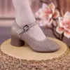 Sapatos Mary Jane Femininos 2026 Verão Novo Couro Macio Francês Bico Quadrado Vazado Solado Macio Buraco Pequeno Sapatos de Couro Fivela de Uma Tira Sapatos Individuais
