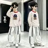 Nueva camiseta de manga larga a rayas para niños, elegante y casual, capa base versátil para niños mayores, top de cuello redondo estilo coreano
