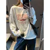 Além disso, a nova coleção de outono apresenta uma camiseta casual de manga longa com caimento solto e estampa de letras vintage no estilo de blogueira americana MQ1758