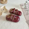 Zapatos de piel para niños estilo coreano 2026 primavera y otoño nuevo modelo zapatos de princesa para niñas, zapatos planos elegantes de suela blanda para niñas pequeñas, zapatos rojos para niños
