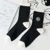 Calcetines Blancos y Negros para Mujer de Caña Media Diseño de Bordado de Flor Camelia Personalizado ins de Moda Estilo Japonés Simples Calcetas Zhuji