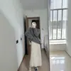 Saia de malha de lã de comprimento médio para mulheres, novo estilo coreano outono/inverno 2026, modeladora, versátil, corte reto, que valoriza o quadril, moderna