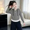 Conjunto Listrado para Meninas Patchwork Color Block Moletom Listrado Calça Cargo Peça Dupla Estilo Primavera/Outono 2026 Novo Estiloso