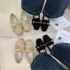 2026 Novo Bege Retro Camurça Bico Quadrado Rebite de Pérola Corte Médio Slip-On Salto Bloco Versátil para o Dia a Dia Sapatos Individuais para Mulheres