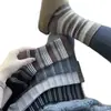 Calcetines de Punto Retro a Rayas de Tubo Alto Versátiles para Mujer, Calcetines Transpirables con Bloques de Color, Calcetines de Moda Trendy para Mujer