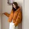 Jaqueta de Penas Cor Doce Inverno 2026 Feminina Curta com Capuz Espessada Penugem de Pato Branco Roupa Exterior Petite Pinghu Atacado