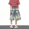Shorts de mezclilla con diseño de llama tie-dye lavado retro americano para hombre, marca de moda de verano, pantalones cropped rectos holgados casuales
