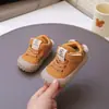 Sapatos de bebê 2026 primavera e outono, sapatos da moda e versáteis para bebês e crianças pequenas, sapatos infantis anti-tombo, desenhos animados, fofos, com sola macia