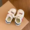 Tenis de cuero para bebé, zapatos casuales transpirables para niña, nuevo modelo primavera 2026, zapatos antideslizantes para niño pequeño, versión coreana
