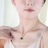 Diseño Compacto de Lujo Ligero Estilo Japonés y Coreano Colgante de Gema Esmeralda Collar Elegante de Latón Sencillo Cadena para la Clavícula
