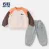 Conjunto de Sudadera y Pantalón de Chándal de Dos Piezas para Niño Estilo Europeo, Nuevo Modelo Otoño 2026, Ropa Infantil para Niños Pequeños, Estilos de Primavera y Otoño