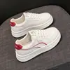 Tênis brancos populares para mulheres, novos sapatos de couro com painel para o verão, sapatos esportivos casuais super modernos, antiderrapantes e confortáveis para os pés