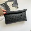 Bolsa de mão tecida de nicho, moderna e estilosa, para mulheres, modelo novo 2026, clutch leve para festas, bolsa envelope de alta qualidade para passeios