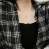Moda simple pequeño fresco hueco colgante de amor collar para mujer versátil ins cadena de clavícula en forma de corazón alta calidad al por mayor