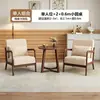 Sillas de sofá de madera maciza estilo nórdico, muebles de ocio para balcón, juegos populares para cafeterías y hoteles, y mesas y sillas de recepción para reuniones y encuentros