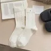 Accesorios blancos, calcetines de media pantorrilla con diseño de perlas, calcetines de punto trenzado simples y versátiles para mujer, estilo suave y juvenil, calcetines largos de algodón con borde de volantes