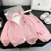Colección Otoño 2026: Nuevos atuendos casuales para niños, incluyendo sudaderas con capucha para niños y niñas, y ropa elegante para niñas.