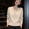 Colección nueva Otoño/Invierno 2026: Cárdigan de punto elegante y llamativo de corte holgado con detalles de botones y ribete de encaje, perfecto para combinar con varios atuendos