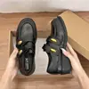 Mocassins casuais femininos com fivela de metal estilo britânico, sapatos da moda com salto grosso e bico fechado, versáteis para o trabalho, sapatos pequenos de couro confortáveis e não cansativos