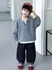 2412 Conjunto Primavera e Outono para Meninos 2026 Novo Estilo Estilo Coreano Conjunto de Duas Peças Malha Gola V Jeans Tendência 9