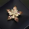 Pin Elegante de Luxo Leve com Floco de Neve de Cristal Artificial Tricolor e Zircônia Microincrustada, Versátil, Flor Dourada, Acessórios Anti-luz para Mulheres