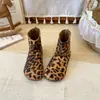 Botines de niña con estampado de leopardo, nuevo estilo otoño/invierno, tela cepillada retro, suela suave, botines de bebé de moda, diseño versátil de lunares, estilo Birkenstock