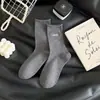Meias Coreanas para Mulheres Outono 2025 Novas Meias Bordadas com Letra Meia-Bota Cor Sólida Versátil Algodão Penteado Borda Enrolada Meias Largas