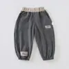 Nova coleção de outono: Calça esportiva infantil de primavera e outono, unissex, casual, de corte solto, com punhos elásticos, adequada para usar como roupa externa, com estampas de desenhos animados