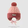 Gorro de protección para los oídos para niños estilo coreano con bloques de color, gorro cálido de invierno y otoño con pompón, gorro unisex para bebé con diseño de la letra "Hello"