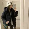 Popular chaqueta de plumón con capucha de color caramelo para mujer, estilo corto, invierno 2026, estilo coreano dulce, chaqueta puffer cálida para mujeres petite, moderna