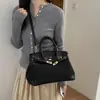 Nuevo modelo Otoño 2026, lujo ligero, elegante, bolso de mano para uso diario, bolso tipo Kelly para mujer de oficina, bolso de hombro