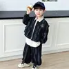 Conjunto para Niños para Primavera y Otoño: Chal Fresco y con Estilo, Camisa de Retazos para Niños, Pantalones de Linterna Rayados Frescos, Conjunto Moderno de Tres Piezas