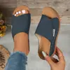 Chinelos florais de salto plataforma plus size femininos, nova moda de verão 2026 sandálias casuais de dedo
