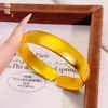 Pulseira de Anel Liso para Costas de Peixe-Lama de Pneu Antigo Banhada a Ouro para Mulheres, Moda de Luxo Leve Pulseira Larga de Ouro Fosco com Uma Cor por Dentro e por Fora