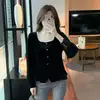 Top de otoño con cuello cuadrado francés, camisa de terciopelo dorado de manga larga para mujer, empalme de encaje, favorecedor de la figura, blusa exterior elegante
