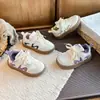 Tênis estilosos infantis 2026 outono novo modelo sapatos casuais de couro para meninos e meninas tênis de corrida para meninas estilo coreano