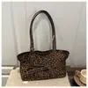 Bolsa de Hombro Cruzada de Gran Capacidad para Mujer, Estilo Occidental Casual, Textura Retro, Comercio Exterior Transfronterizo, Otoño 2025